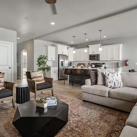 Zion Retreat - Private Pool, Game Room, Sleeps 22
